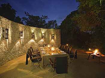 Dulini Leadwood Lodge: Speisen bei Kerzenschein