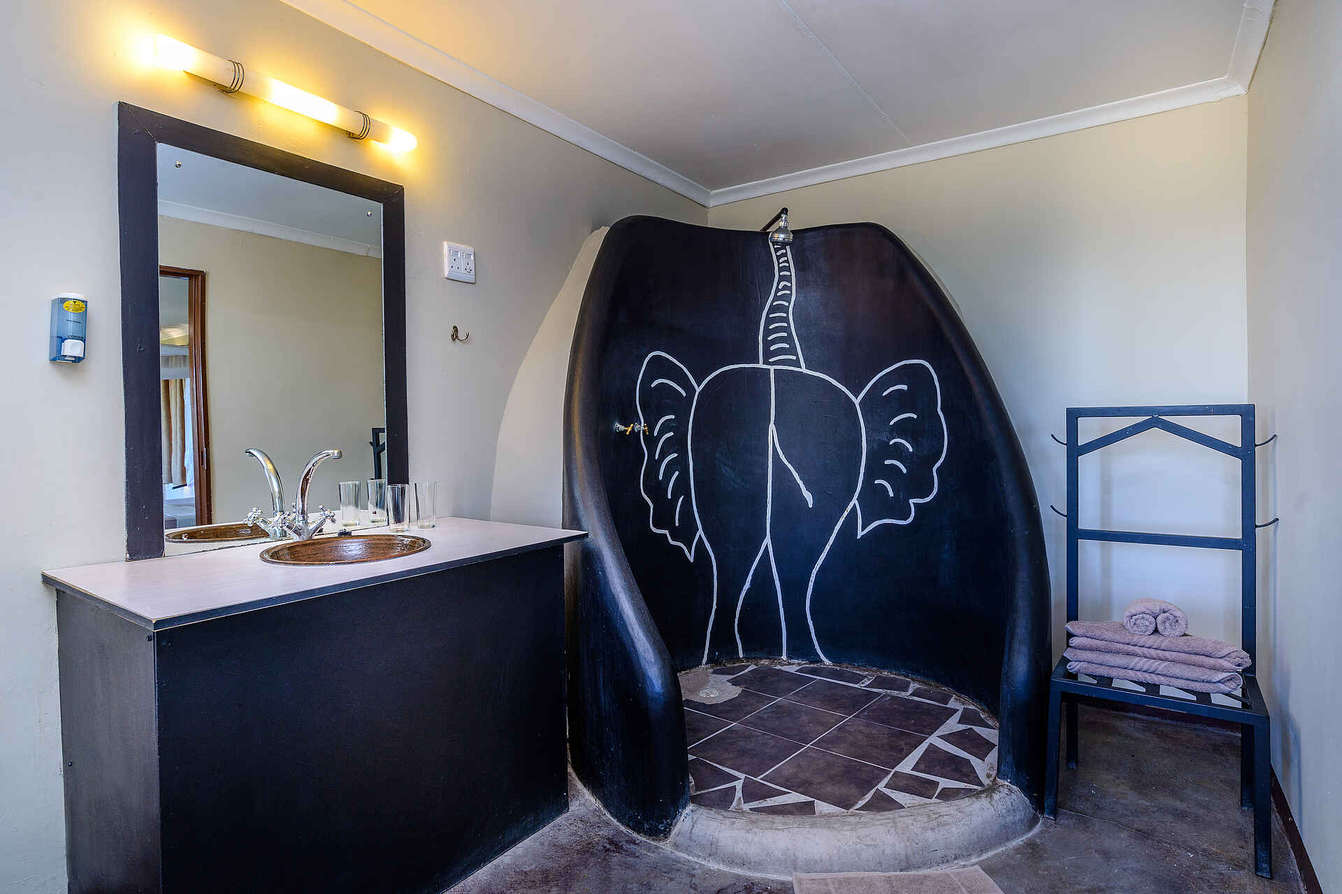 etosha nationalpark, etosha safari camp, gondwana collection, en suite badezimmer, afrikarma, afrikarma safaris, afrikarma safaris - wildnis. hautnah., afrikarma.de