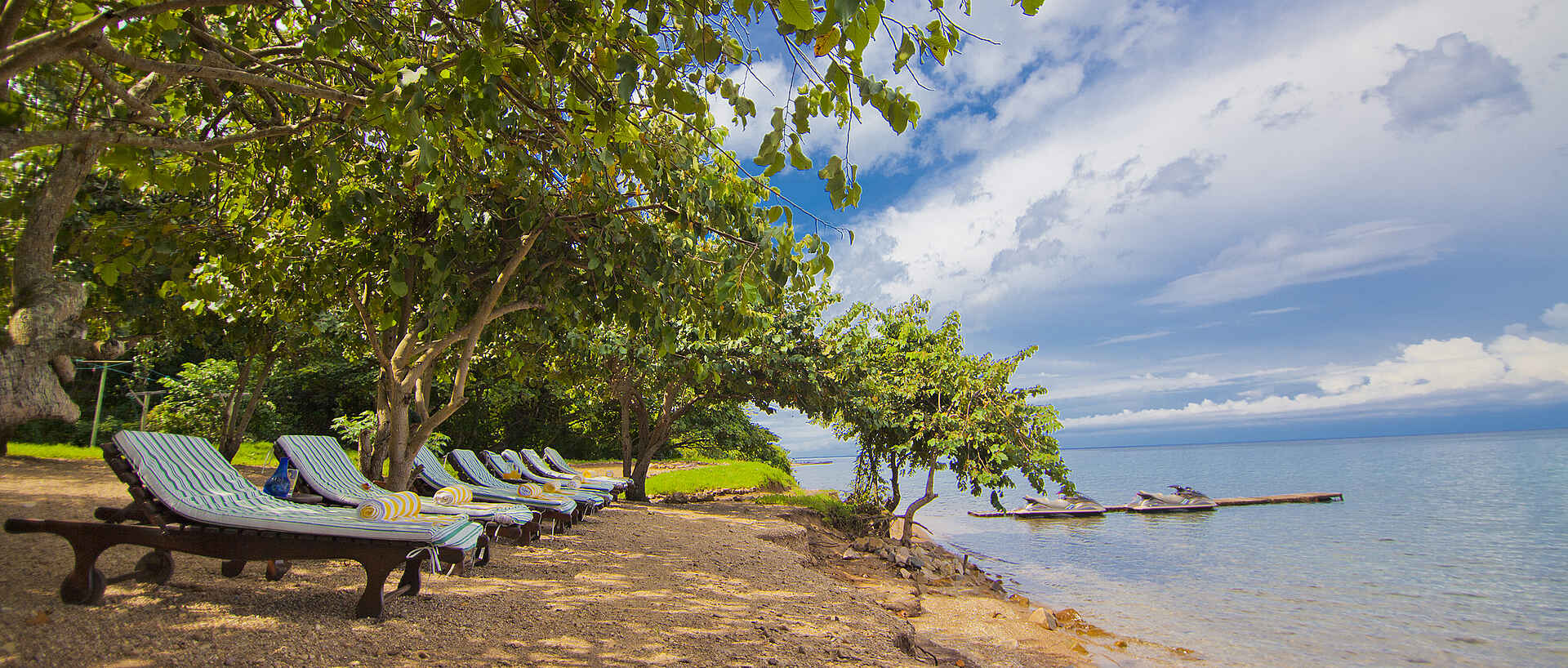 Gombe Forest Lodge: Strandabschnitt Seitenansicht
