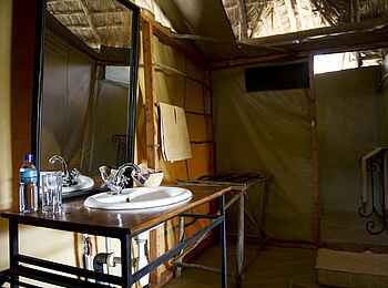 Kambi ya Tembo Camp: Badezimmer