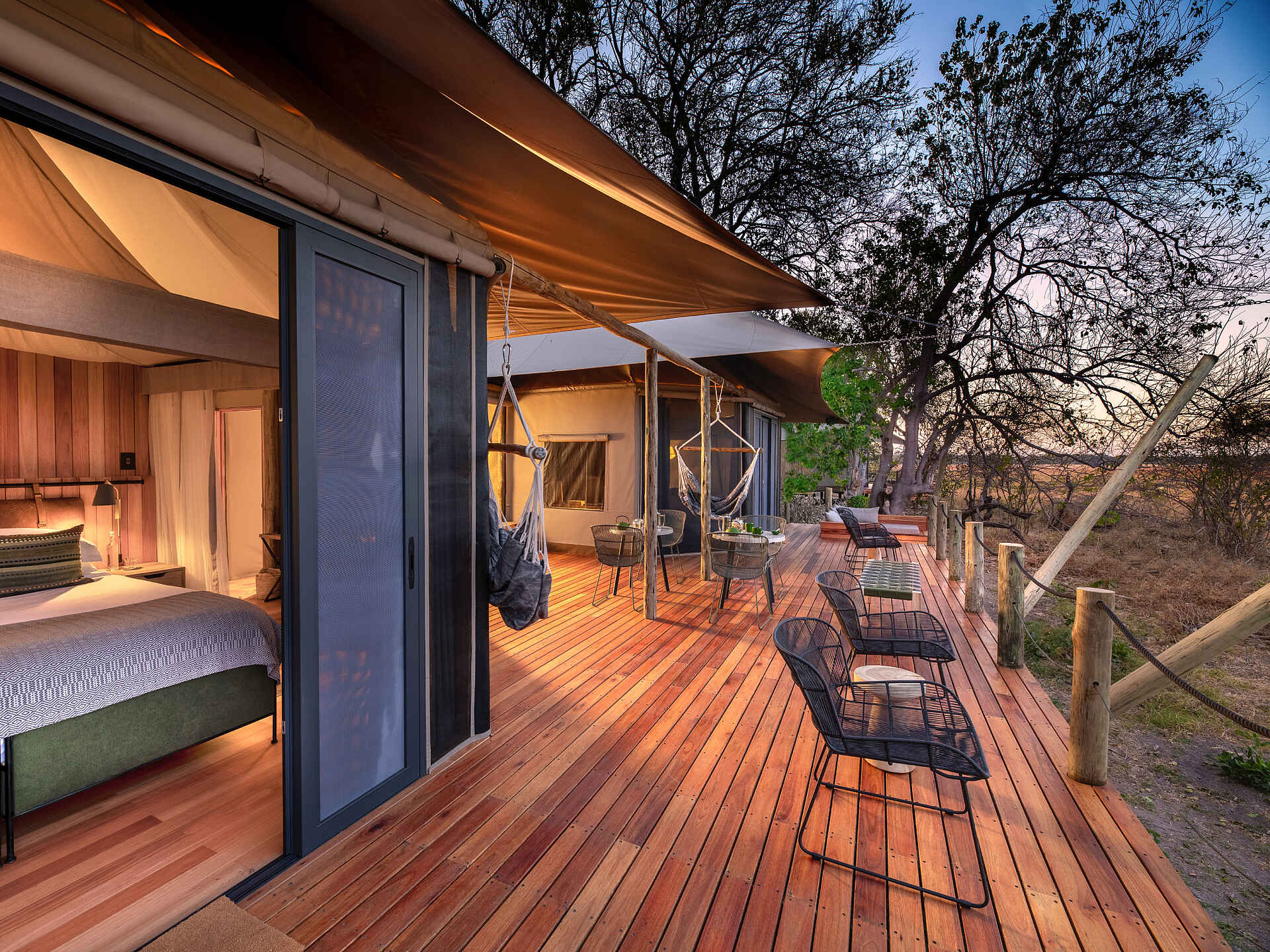 Khwai Lediba: Zeltsuite mit Veranda in der Dämmerung