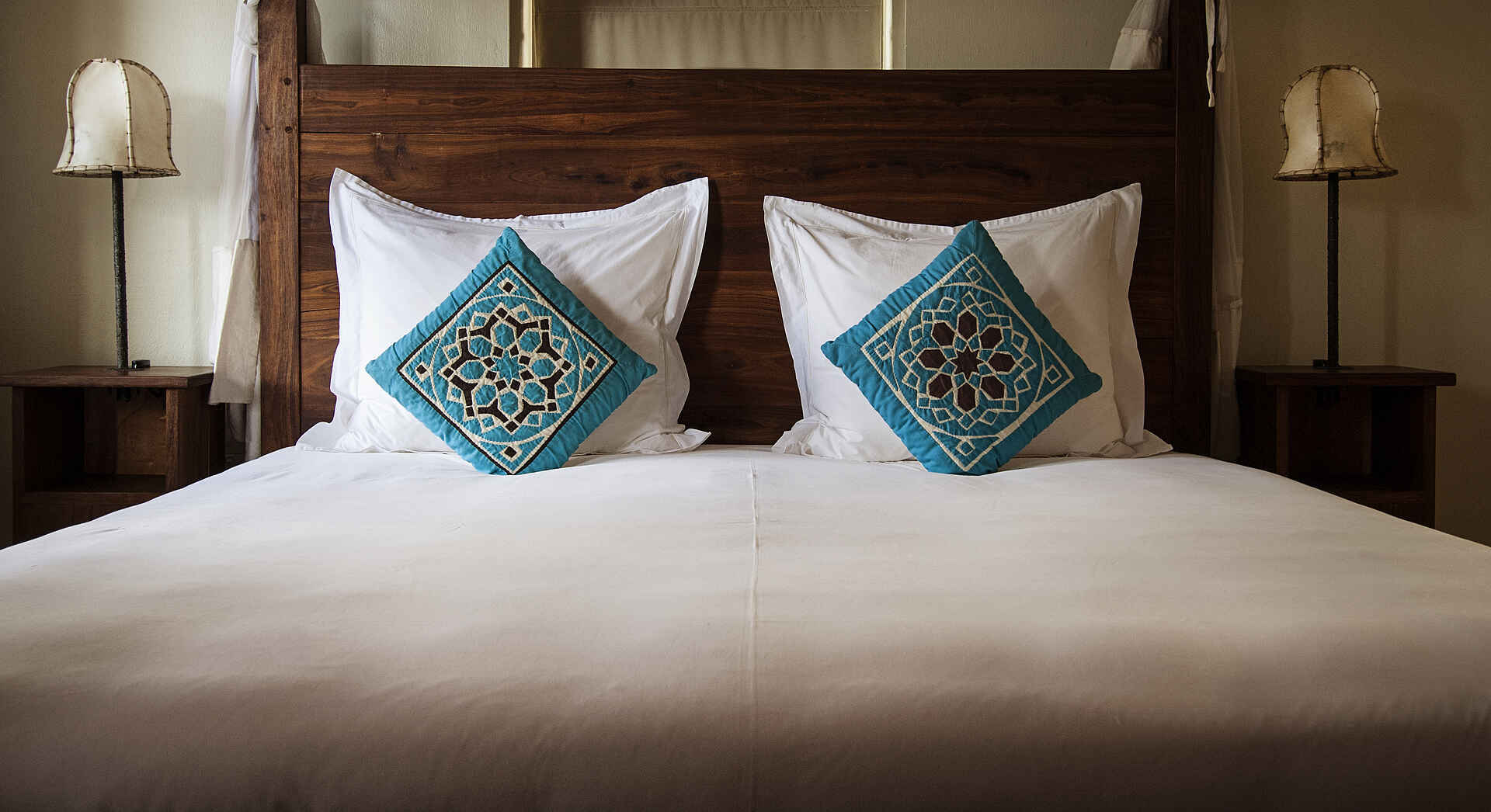 Machweo Wellness Retreat: Doppelbett in der Honeymoon-Suite machweo wellness retreat, arusha, arusha nationalpark, axel janssens, janssens, doppelbett, schlafbereich, afrikarma, afrikarma safaris, afrikarma safaris - wildnis. hautnah., afrikarma.de