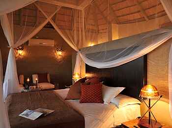 Ngoma Safari Lodge: Doppelbett in der Suite Ngoma Safari Lodge: Doppelbett in der Suite