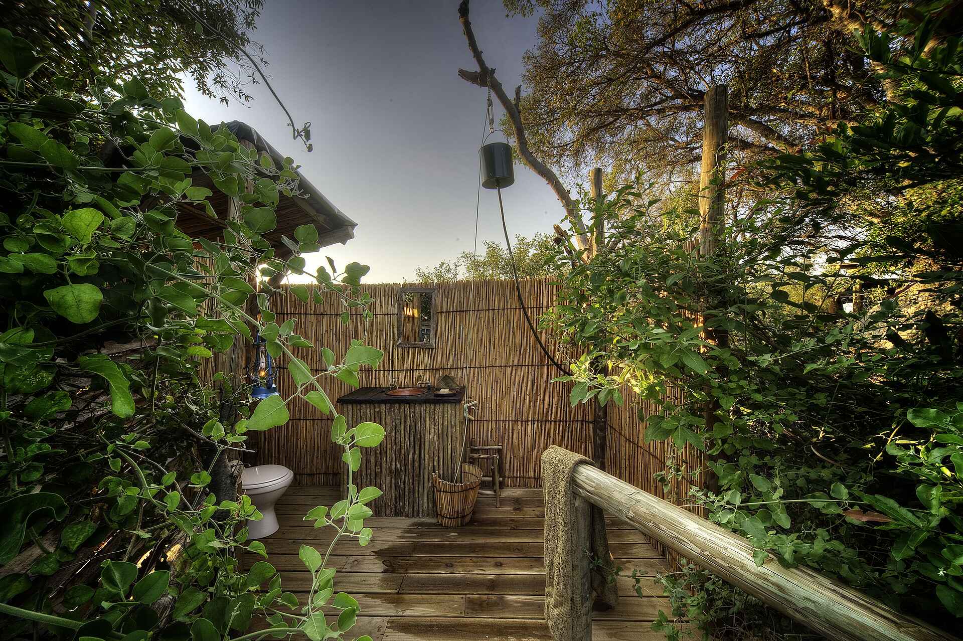 Oddball's Enclave Camp, Footsteps in Africa, Lodges of Botswana, Moremi Game Reserve, NG 27B, Okavango-Delta, Außenbad, Bucket Shower, Gästebad, Afrikarma, Afrikarma Safaris, Afrikarma Safaris - Wildnis. Hautnah., Afrikarma.de