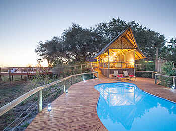 Rra Dinare Camp: Beleuchtete Pool Lounge