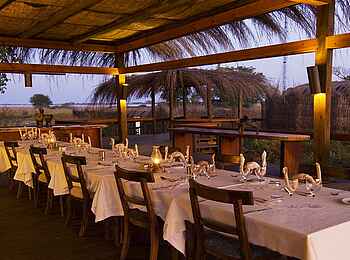 Shumba Camp: Dinnertafel Shumba Camp: Dinnertafel