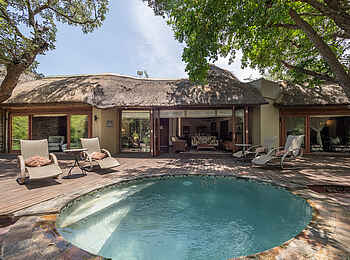 Tintswalo Safari Lodge: Der Pool der Baines Suite