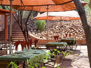 Waterberg Restcamp: Tische auf der Außenanlage