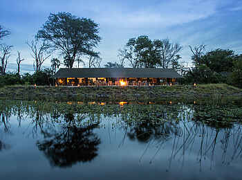 Gomoti Plains Camp: Hauptgebäude Abendlicht