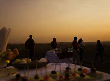 Mara Serena Safari Lodge: Sundowner in der Mara Mara Serena Safari Lodge: Sundowner in der Mara