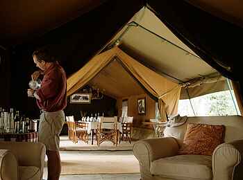 Serian Nkorombo: Frei verfügbare Getränke im Essenszelt