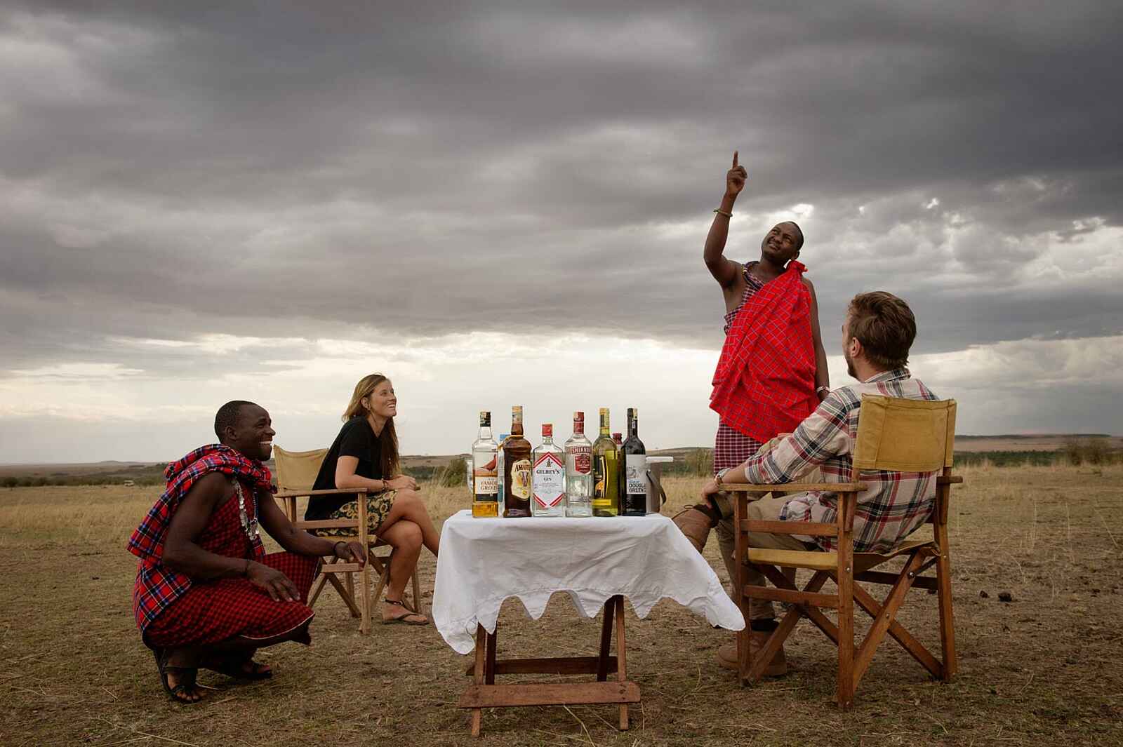 Serian Nkorombo: Guides erzählen beim Sundowner Serian Nkorombo: Guides erzählen beim Sundowner