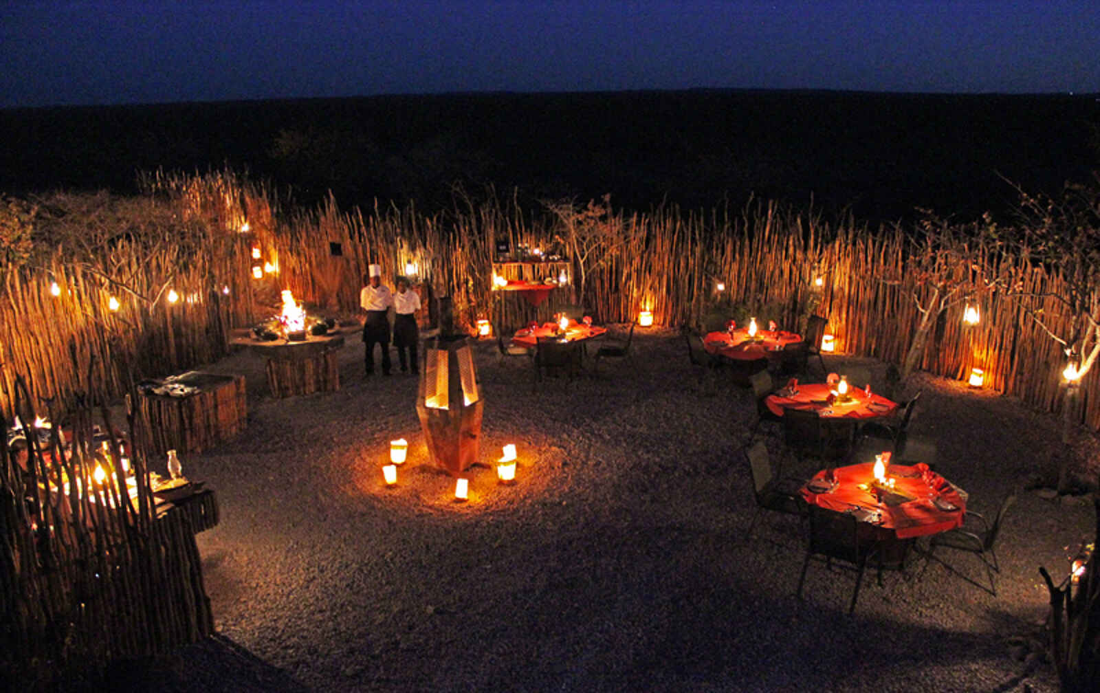 Taleni Etosha Village: Laternen beim Bomafeuer Taleni Etosha Village: Laternen beim Bomafeuer