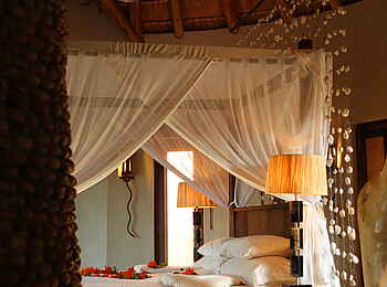 Thanda Safari Lodge: Frisch hergerichtetes Bett Thanda Safari Lodge: Frisch hergerichtetes Bett