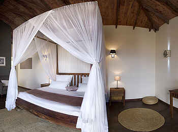 Bashay Rift Lodge: Doppelbett und dunkle Holzböden Bashay Rift Lodge: Doppelbett und dunkle Holzböden