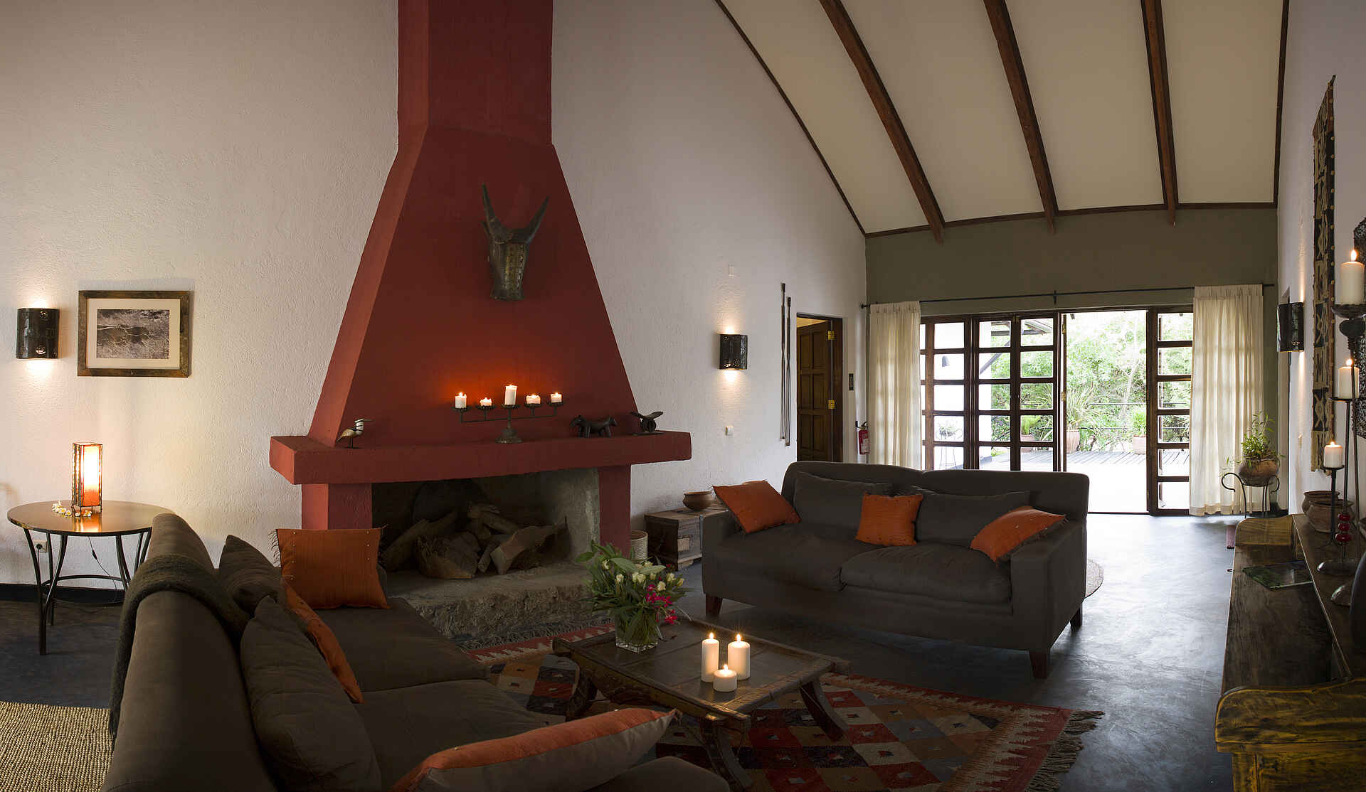 Bashay Rift Lodge, Karatu, Ngorongoro Conservation Area, Tanganyika Expeditions, Kamin, Sessel, Sitzgruppe, Sofa, Afrikarma, Afrikarma Safaris, Afrikarma Safaris - Wildnis. Hautnah., Afrikarma.de