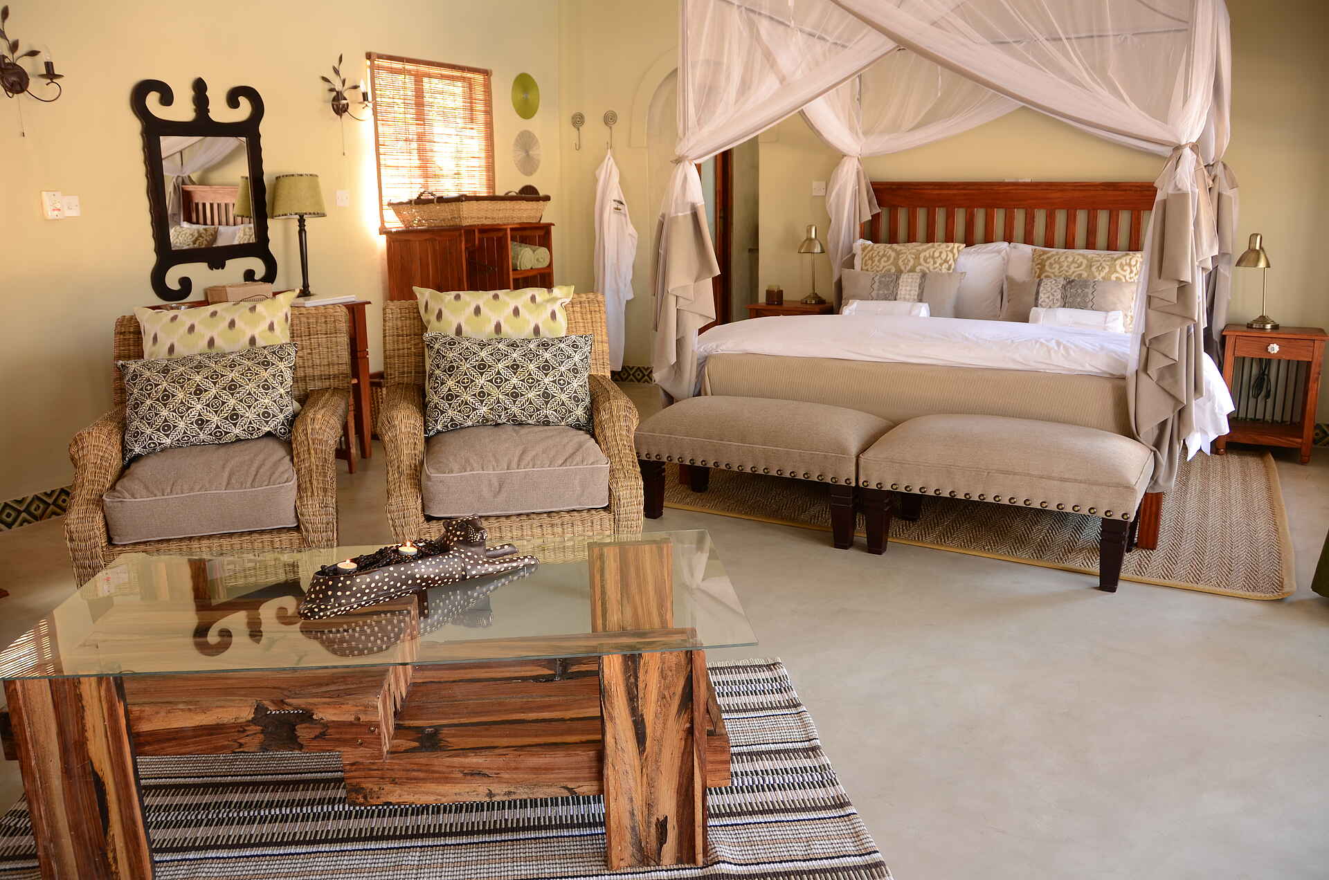 Camelthorn Lodge, Hwange National Park, Imvelo, Maisonette, Safari Lodge, Doppelbett, Gästechalet, Moskitonetz, Sessel, Sitzgruppe, Sofa, Afrikarma, Afrikarma GmbH, Afrikarma Safaris, Afrikarma Safaris - Wildnis. Hautnah., Afrikarma.de