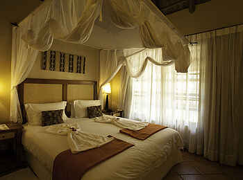 Chobe Marina Lodge: Schlafzimmer mit Doppelbett