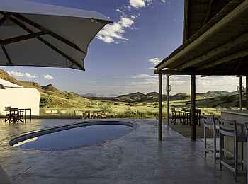Damaraland Camp: Pool mit Landschaft