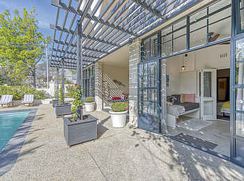 De Tafelberg Guesthouse: Blick auf die Terrasse eines Pool Zimmers