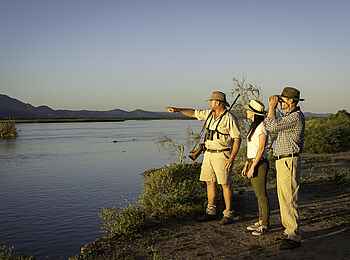 John's Camp: Walking Safari in der Abenddämmerung