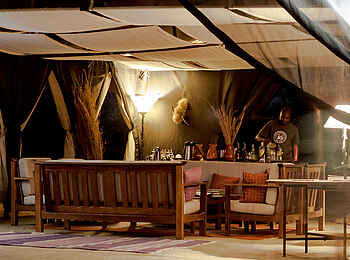 Kwihala Camp: Lounge-Bereich mit Bar