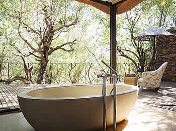 Molori Safari Lodge: Badewanne mit Aussicht in der Sephiri Family Premier Suite