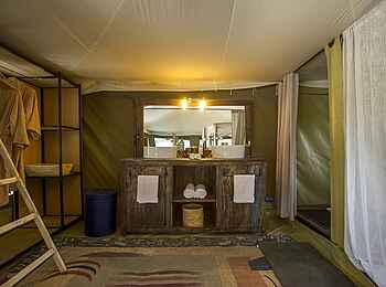 Naona Moru Camp: Bad Frontalsicht