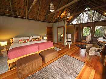 Nxamaseri Island Lodge: Geräumiges und helles Honeymoon Zimmer Nxamaseri Island Lodge: Geräumiges und helles Honeymoon Zimmer