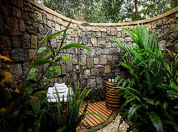 Sambora Kinigi Lodge: Außendusche