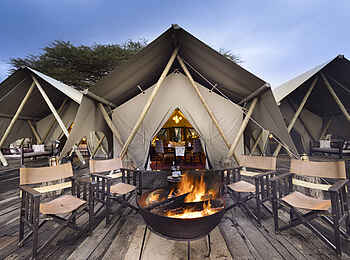 The Sambuk Suite at Mara Nyika Camp: Eine Feuerschale auf der Terrasse The Sambuk Suite at Mara Nyika Camp: Eine Feuerschale auf der Terrasse