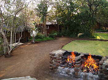 Taita Falcon Lodge: Feuer zum Grillen Taita Falcon Lodge: Feuer zum Grillen