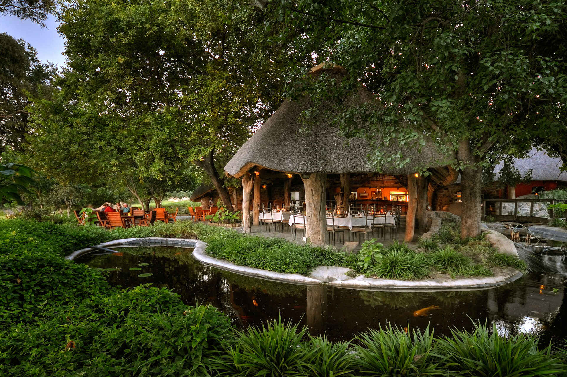 Maun, Okavango-Delta, Thamalakane River Lodge, Garten, Park, Teich