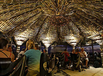 Vingerklip Lodge: Das beleuchtete Eagle's Nest Restaurant in der Abenddämmerung mit Gästen beim Dinner