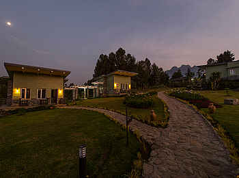 Amakoro Songa Lodge: Gästeunterkunft mit Vorgarten Amakoro Songa Lodge: Gästeunterkunft mit Vorgarten