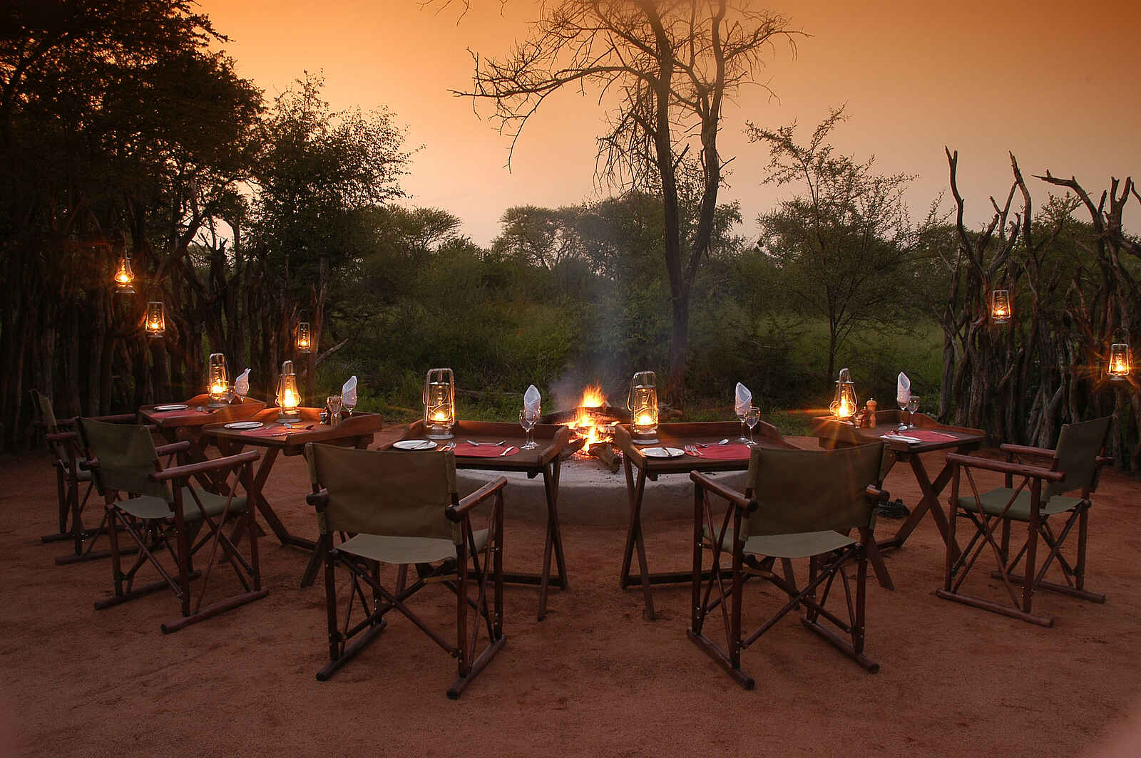 Motswiri Private Safari Lodge: Abendessen rund um die Boma Motswiri Private Safari Lodge: Abendessen rund um die Boma