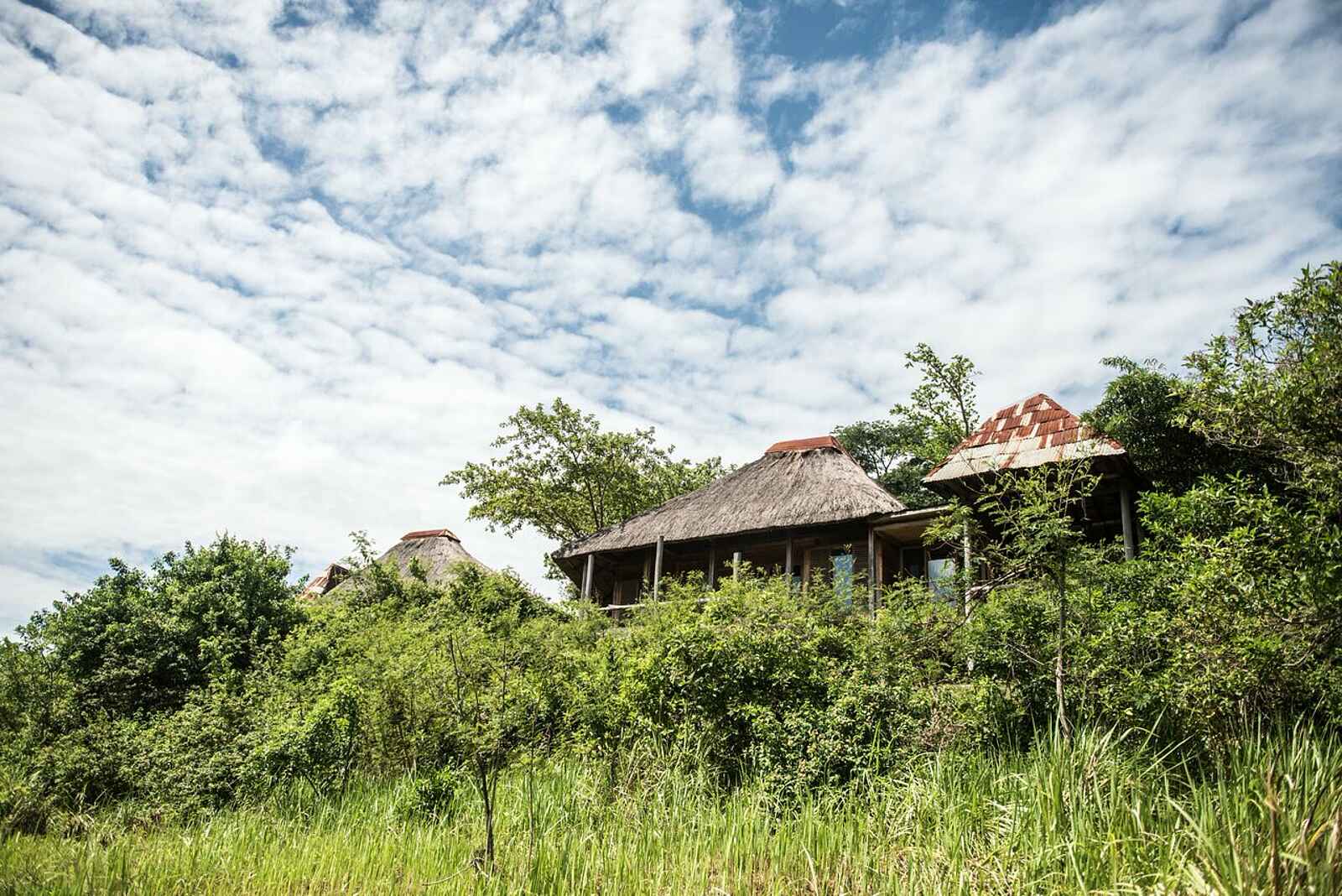 Volcanoes Kyambura Gorge Lodge: Hauptgebäude Volcanoes Kyambura Gorge Lodge: Hauptgebäude