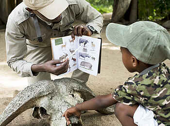 andBeyond Lake Manyara Tree Lodge: Kinder lernen etwas über Tiere