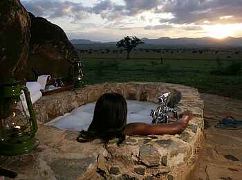Apoka Safari Lodge: Schaumbad mit Blick auf die Savanne