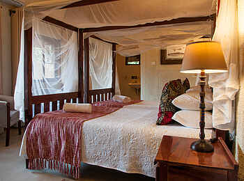 Bayete Guest Lodge: Bett und Nachttisch