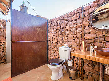 Camp Sossus: Bad mit Steinmauer Camp Sossus: Bad mit Steinmauer