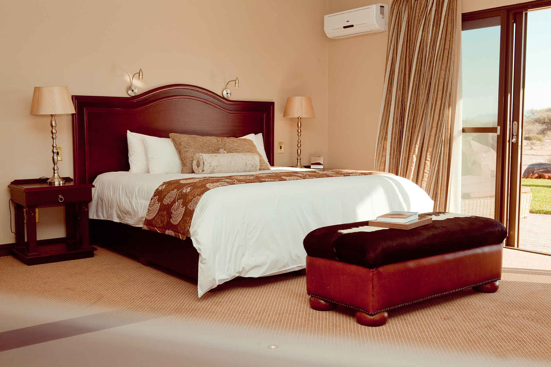 Erindi Old Traders Lodge: Doppelbett Erindi Game Reserve, Game Drive, Old Traders Lodge, Pirschfahrt, Doppelbett, Veranda, afrikarma, afrikarma safaris, afrikarma.de