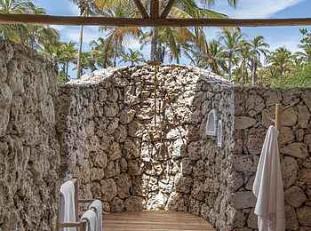Laba Fanjove Island: Badezimmer mit offener Dusche Laba Fanjove Island: Badezimmer mit offener Dusche