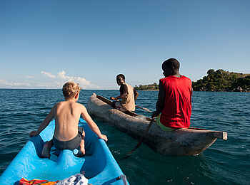 Kaya Mawa: Traditioneller Einbaum und Kayak