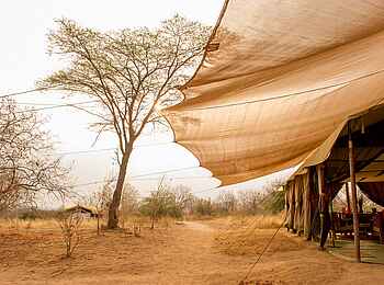 Kwihala Camp: Großes Vordach