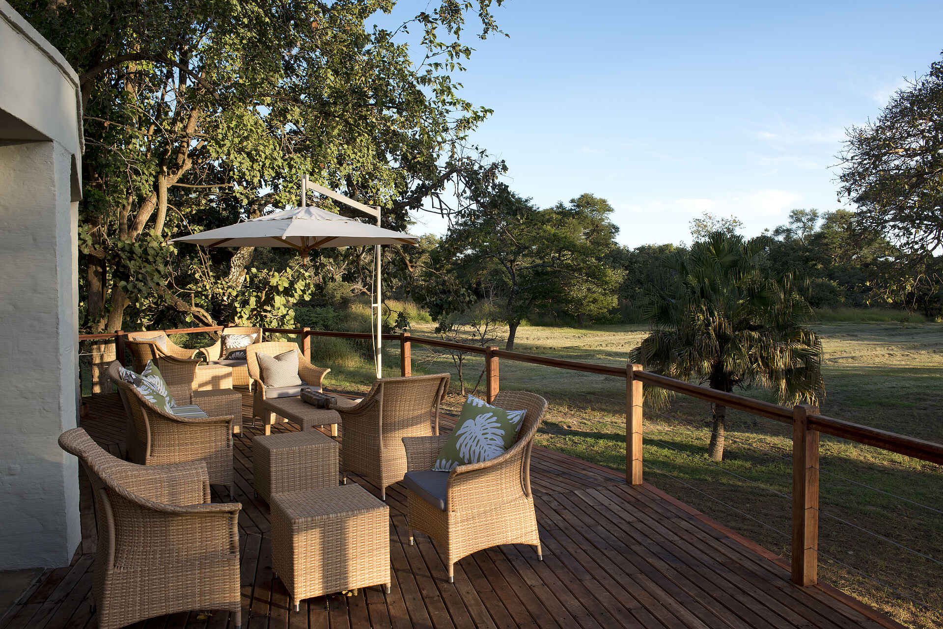 Brendan Raisbeck, Elephant Nursery, Lilayi, Lodge, Lusaka, Miller Lilayi Farm, Zambian Heritage, Blick, Deck, Sessel, Sofa, Veranda, Afrikarma, Afrikarma Safaris, Afrikarma.de