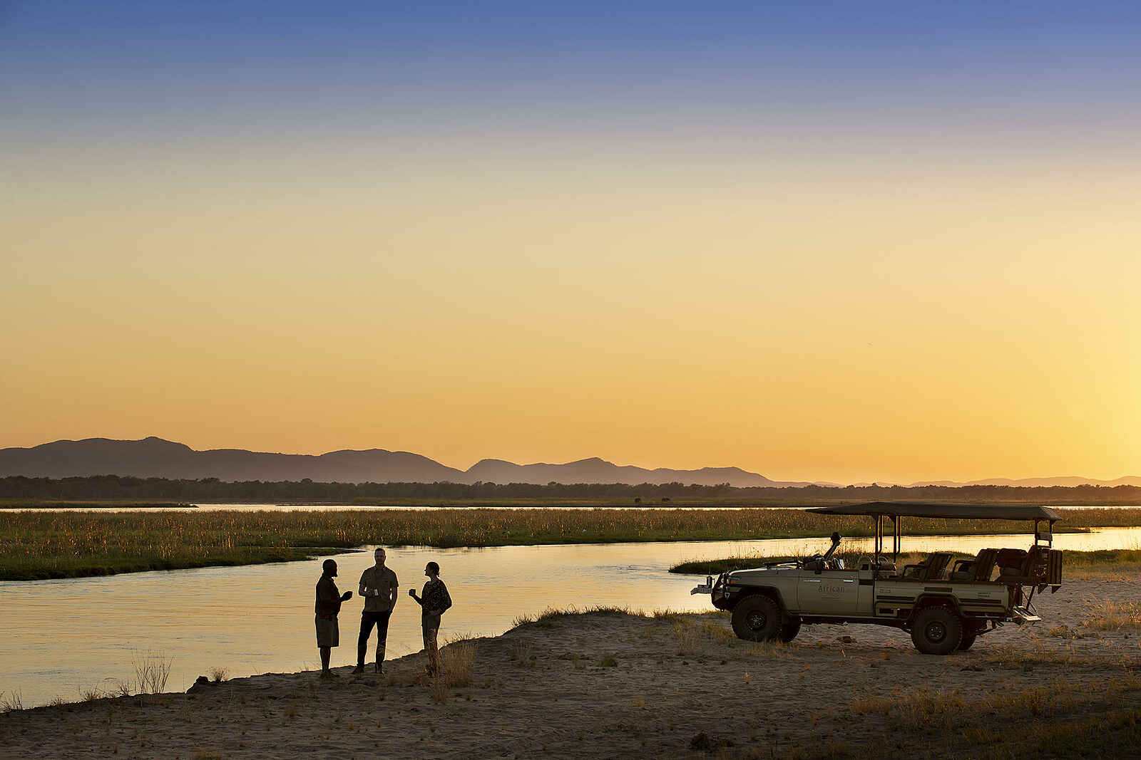 Nyamatusi Mahogany: Sonnenuntergang am Sambesi Nyamatusi Mahogany: Sonnenuntergang am Sambesi