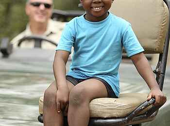 Phinda Homestead: Kind auf dem Safarifahrzeug Phinda Homestead: Kind auf dem Safarifahrzeug