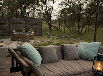 Sayari Camp: Sofa und Außenbad in der Honeymoon-Suite Sayari Camp: Sofa und Außenbad in der Honeymoon-Suite