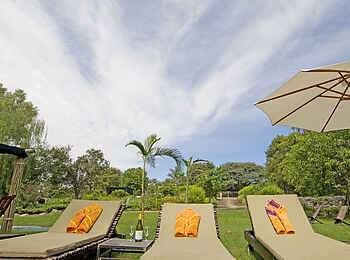 Thamalakane River Lodge: Liegestühle Thamalakane River Lodge: Liegestühle